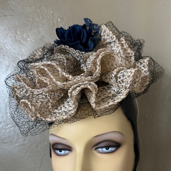 LOVELY 1940s\' IVORY CURLY STRAW TILT HAT -  \